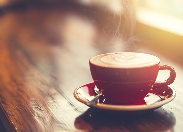 dampfende Kaffeetasse am Morgen in der Sonne
