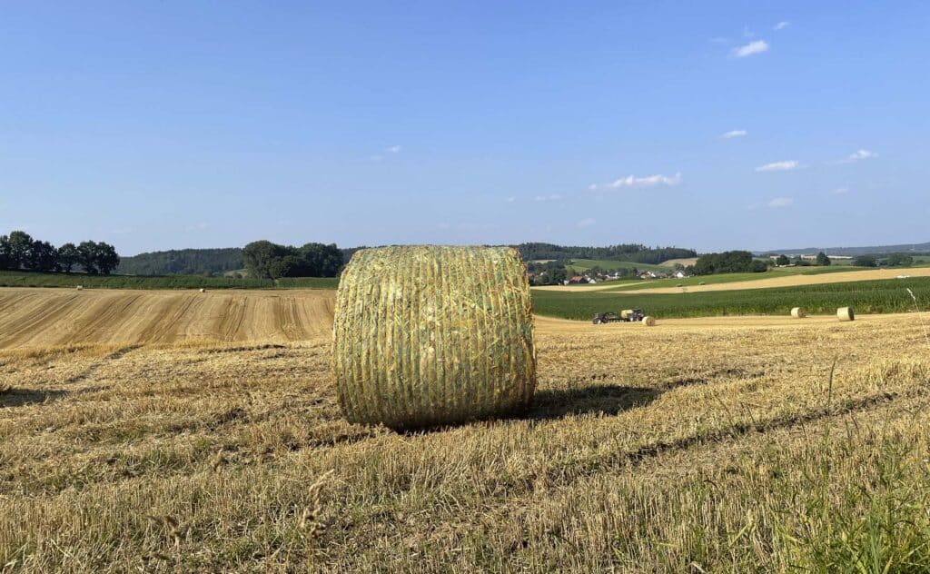 PowerWrap Rundballen liegt auf dem Feld